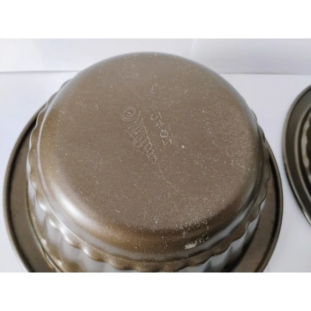 Two Wilton Oven to Table 24 oz Round Baking Pans Fluted Nonstick Casserole Lot
